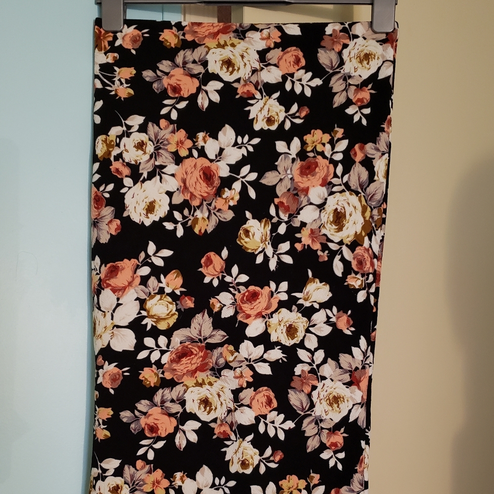 🍂 FALL FINDS 🍂 Floral pencil skirt